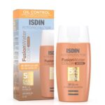 Fusion Water Color Bronze cuenta con una fórmula innovadora que combina la protección frente a los rayos UVA y UVB con un ligero toque de color bronceado