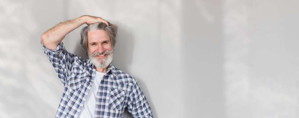 Hombre mayor cabello sin caída