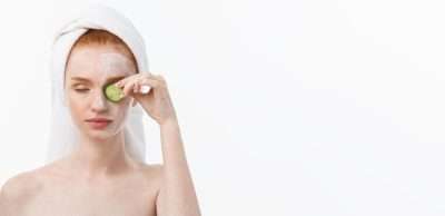 atractiva mujer joven hermosa piel limpia mascara blanca pepinos tratamientos belleza cosm 1258 1439901