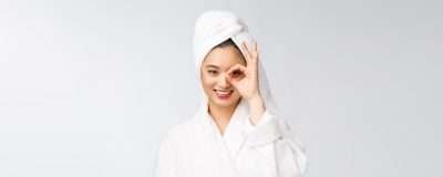 primer plano joven mujer sonriente dedo ok gesto ojos aislado sobre fondo blanco 1258 1013901