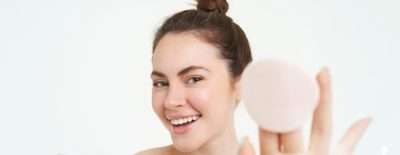 retrato belleza joven modelo que muestra almohadilla maquillaje cosmetico despues lavarse cara usando 1258 2032092