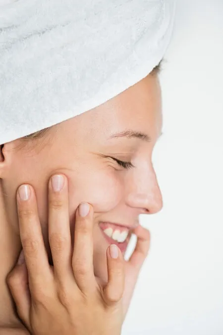 portrait white woman doing her daily skincare routine 1